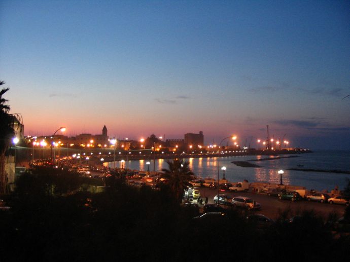 Veduta di Bari al tramonto