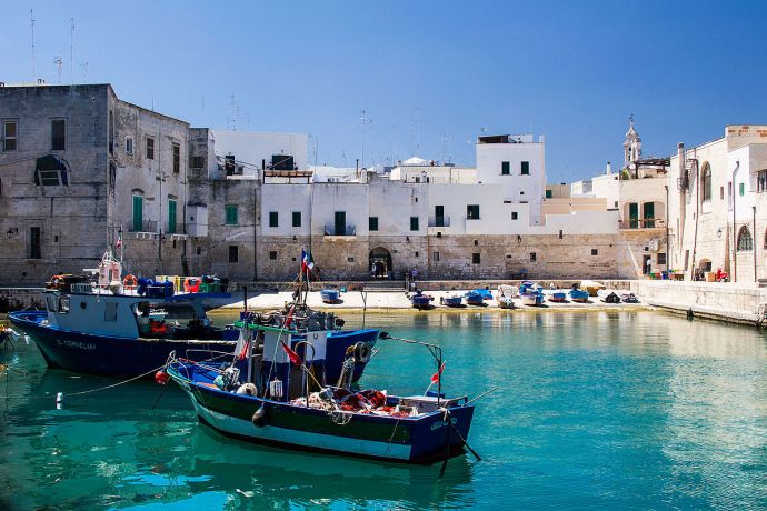 Veduta del porto antico di Monopoli