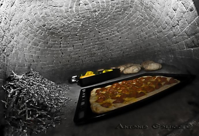 Vista all'interno di un forno di pane, peperoni e focaccia barese