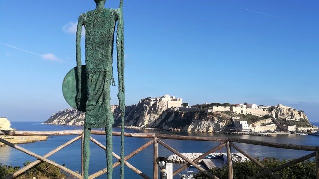 Statua di Diomede alle Isole Tremiti con vista su San Nicola nel mare Adriatico