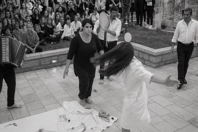 Tarantismo a Galatina; donna, musica e danza 