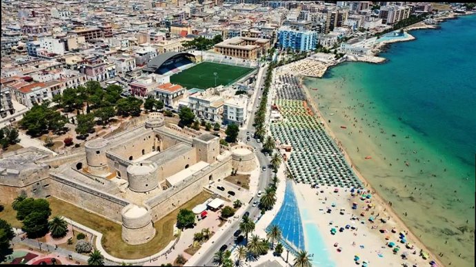 Manfredonia dall’alto: Castello Svevo e Spiaggia Castello con mare turchese e ombrelloni