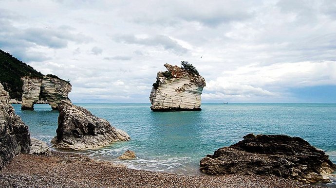 Faraglioni della Baia delle Zagare a Mattinata, mare turchese e spiaggia di ciottoli
