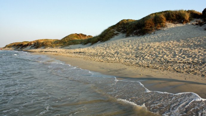 Spiagge di Ostuni: dune dorate e battigia sull’Adriatico, Parco delle Dune Costiere.