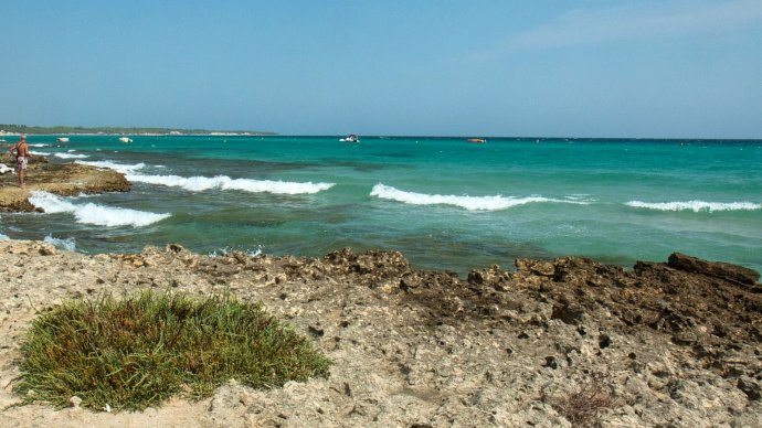 Spiaggia Alimini, mare turchese e scogli