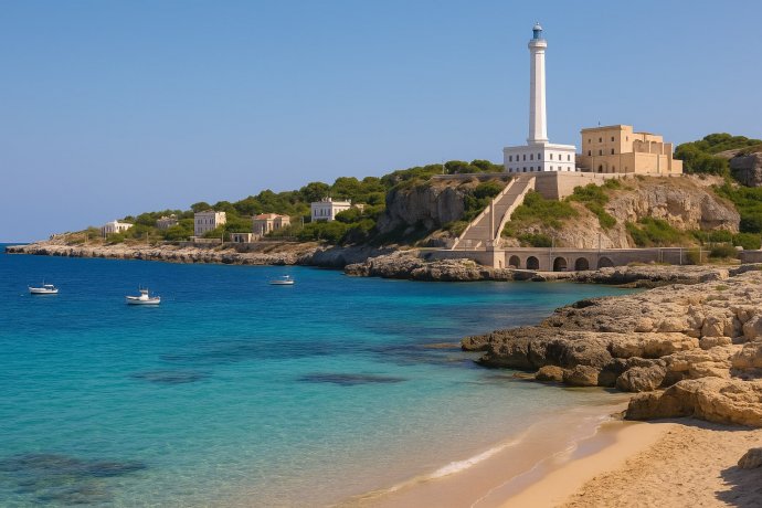 Spiaggia di Santa Maria di Leuca con faro e mare turchese in Puglia