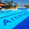 Piscina azzurra con scritta 
