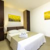 Camera con letto matrimoniale, armadi e quadro giallo.