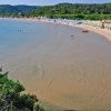 Spiaggia ampia vista dall'alto.