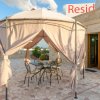 Terrazza con gazebo e tavolo rotondo.